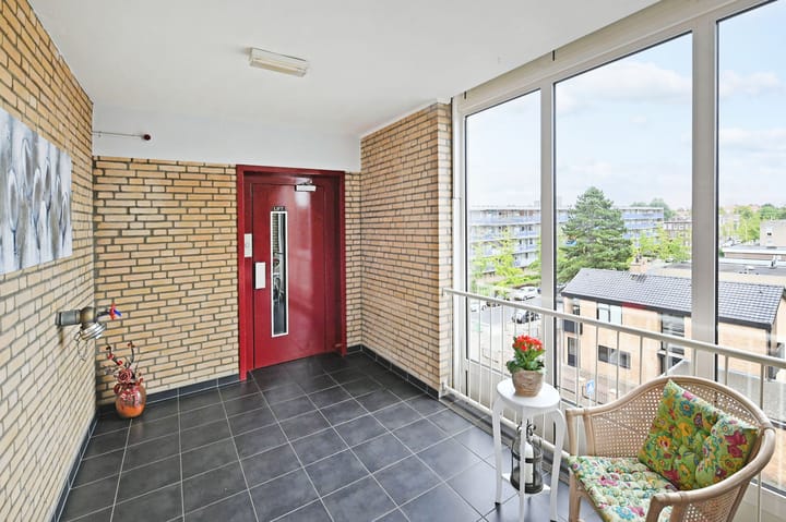 Photo 8 of Loosduinse Hoofdplein 243