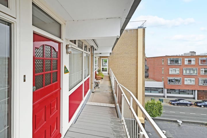 Photo 11 of Loosduinse Hoofdplein 243