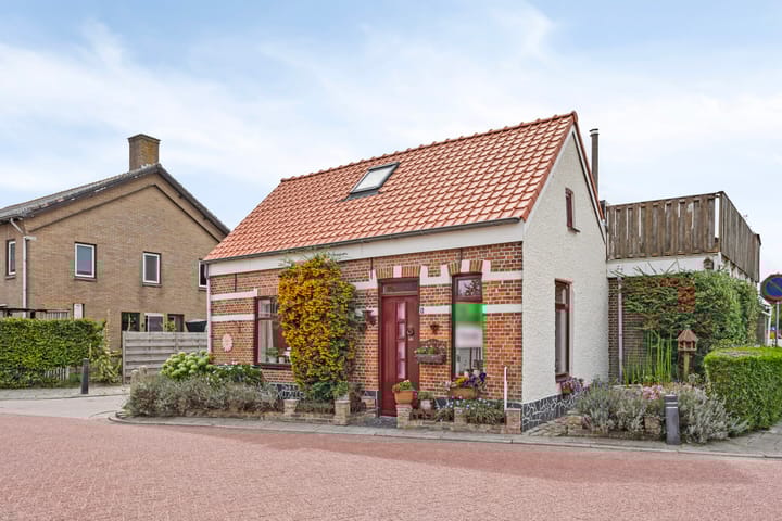 Foto 1 van Dorpsplein 5