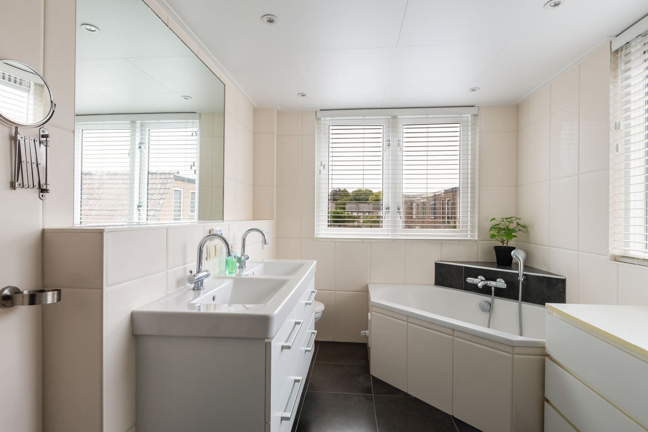 Foto 36 van Burg. Schalijstraat 18