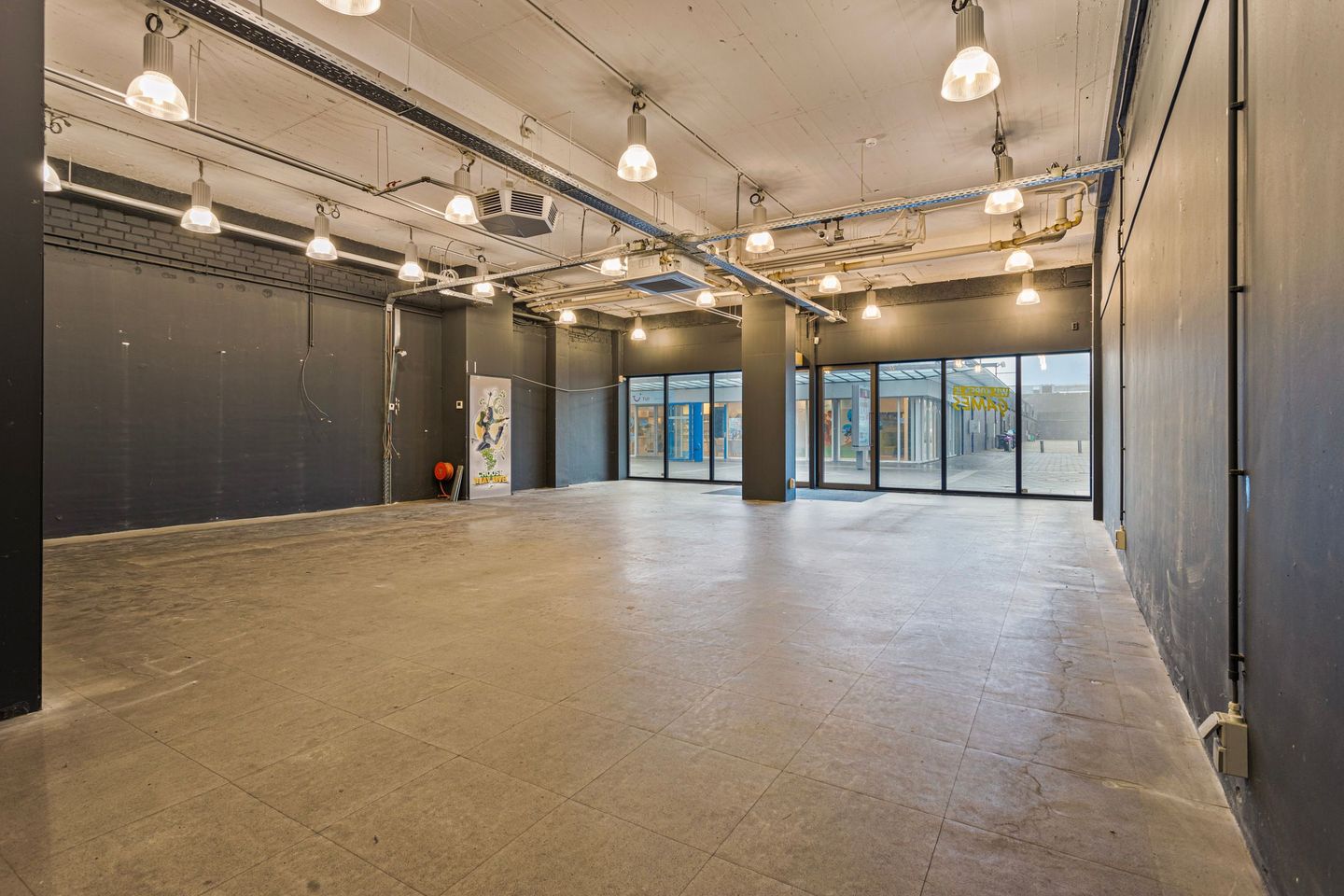 View photo 5 of Winkelcentrum Woensel 6