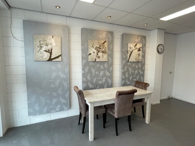View photo 3 of Helmstraat 55-A