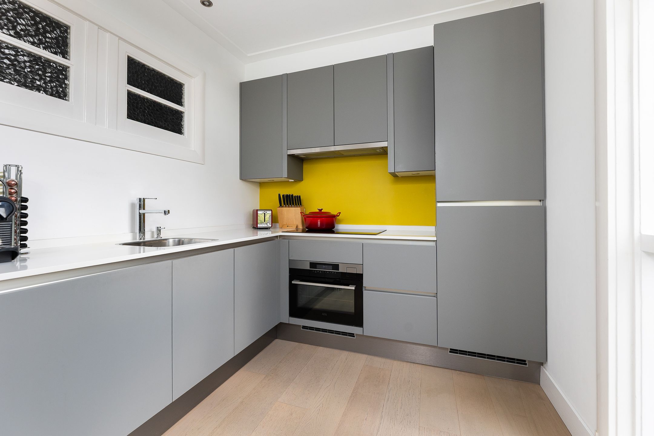 Photo 12 of Van Karnebeekstraat 91-A