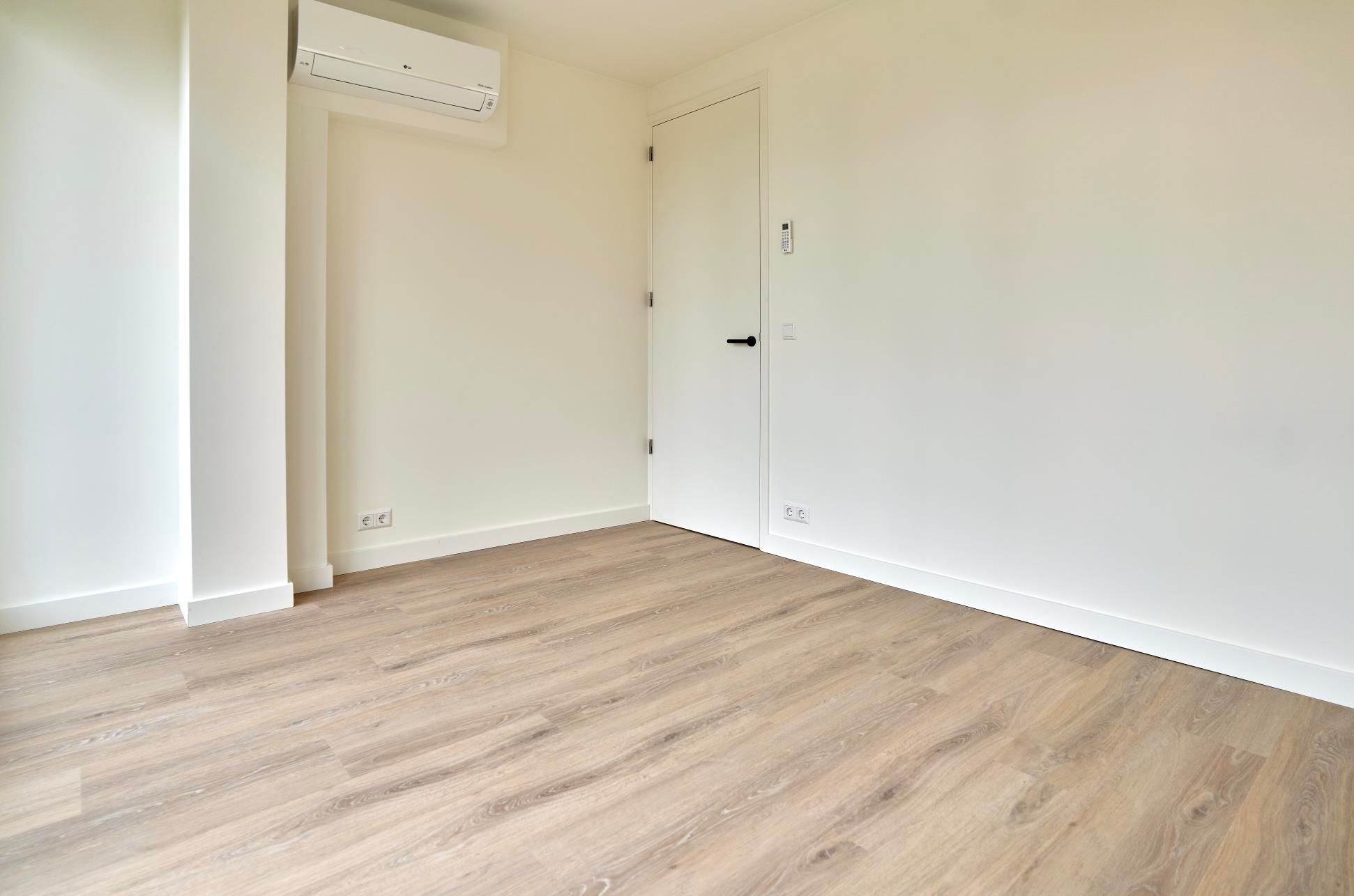 Photo 9 of Victor van Vrieslandstraat 8