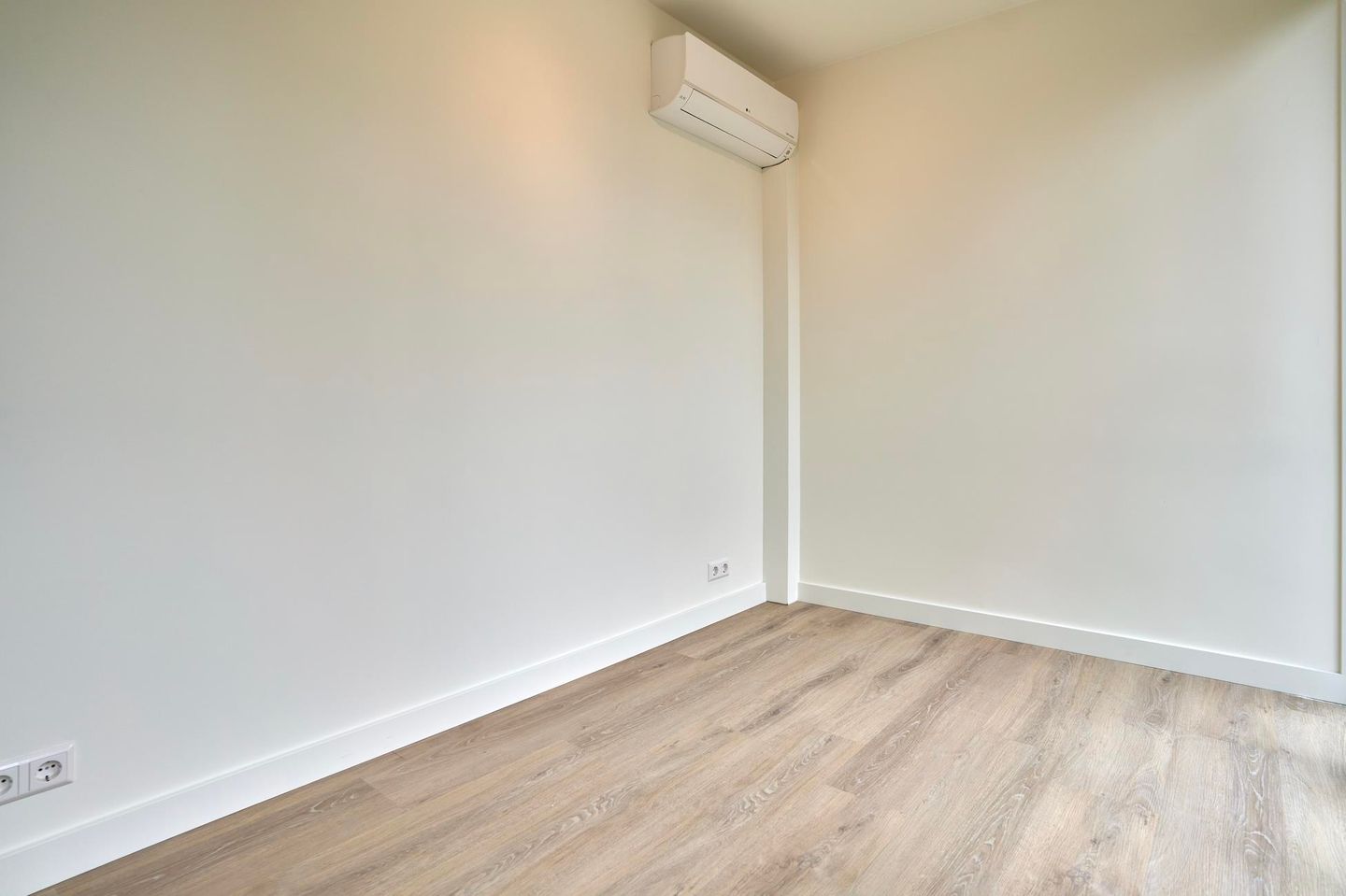 Photo 10 of Victor van Vrieslandstraat 8