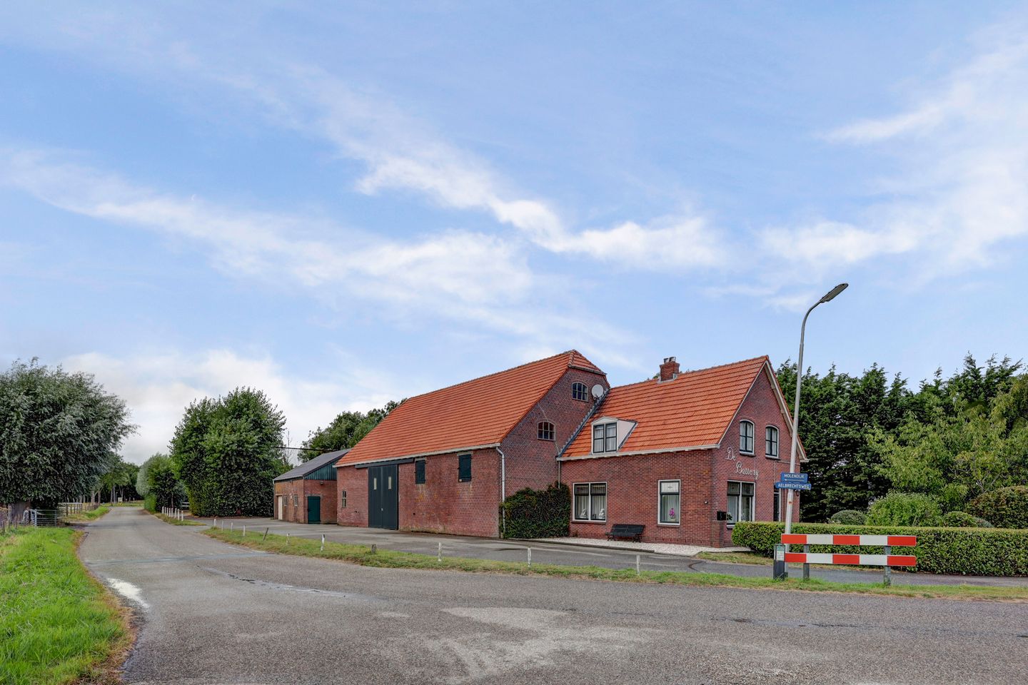 View photo 2 of Molendijk 27