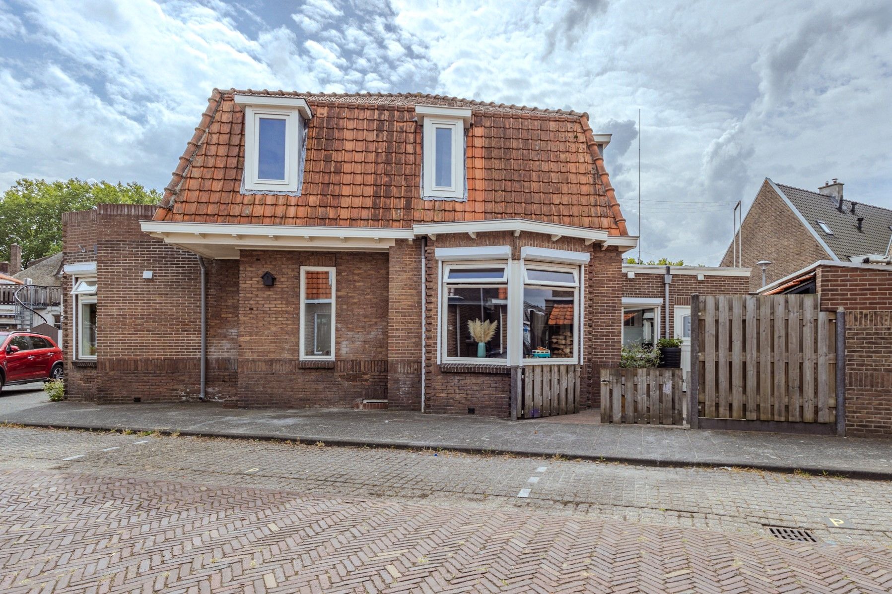 Admiraal de Ruyterstraat 85