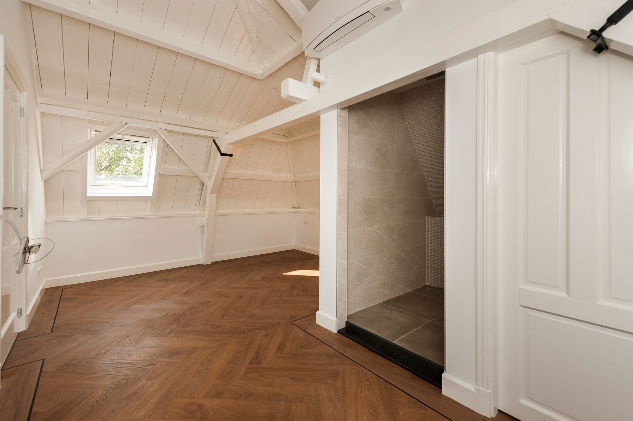 Photo 15 of Burgemeester van den Boschstraat 1-D