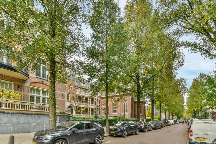 Photo 3 of Van Eeghenstraat 230