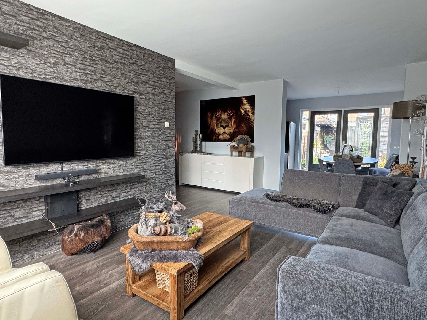 Foto 10 van van Limburg Stirumstraat 2