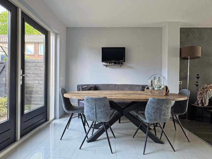 Foto 15 van van Limburg Stirumstraat 2