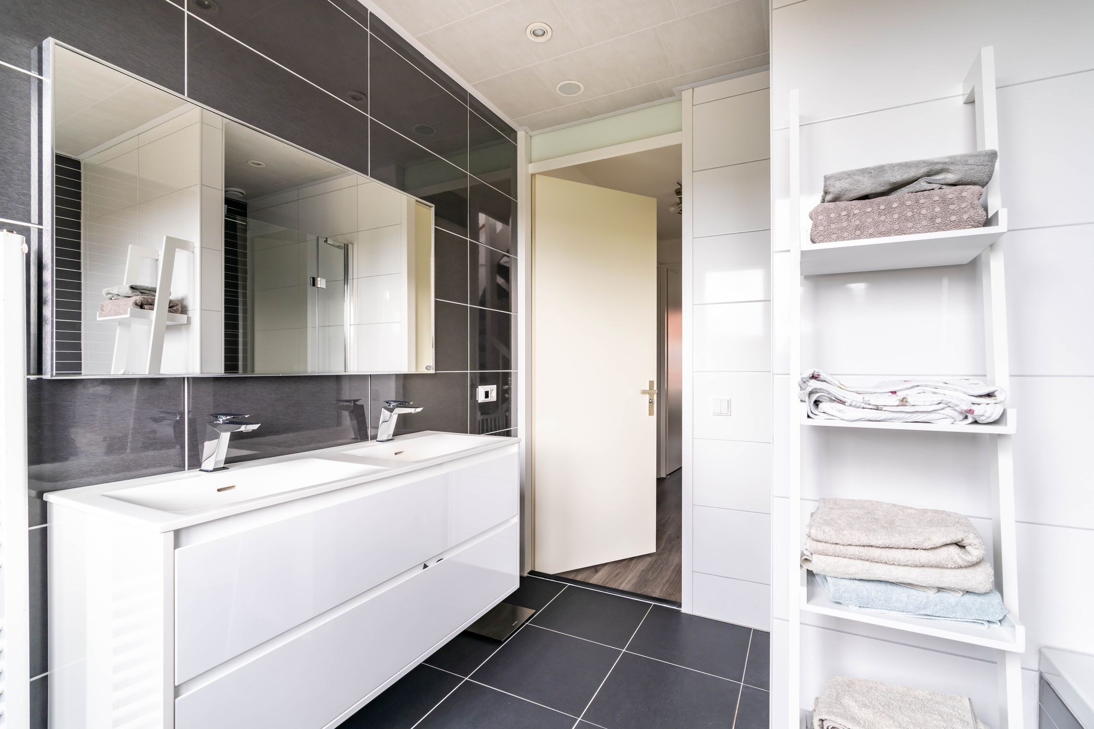 Photo 27 of Friendshipring 128