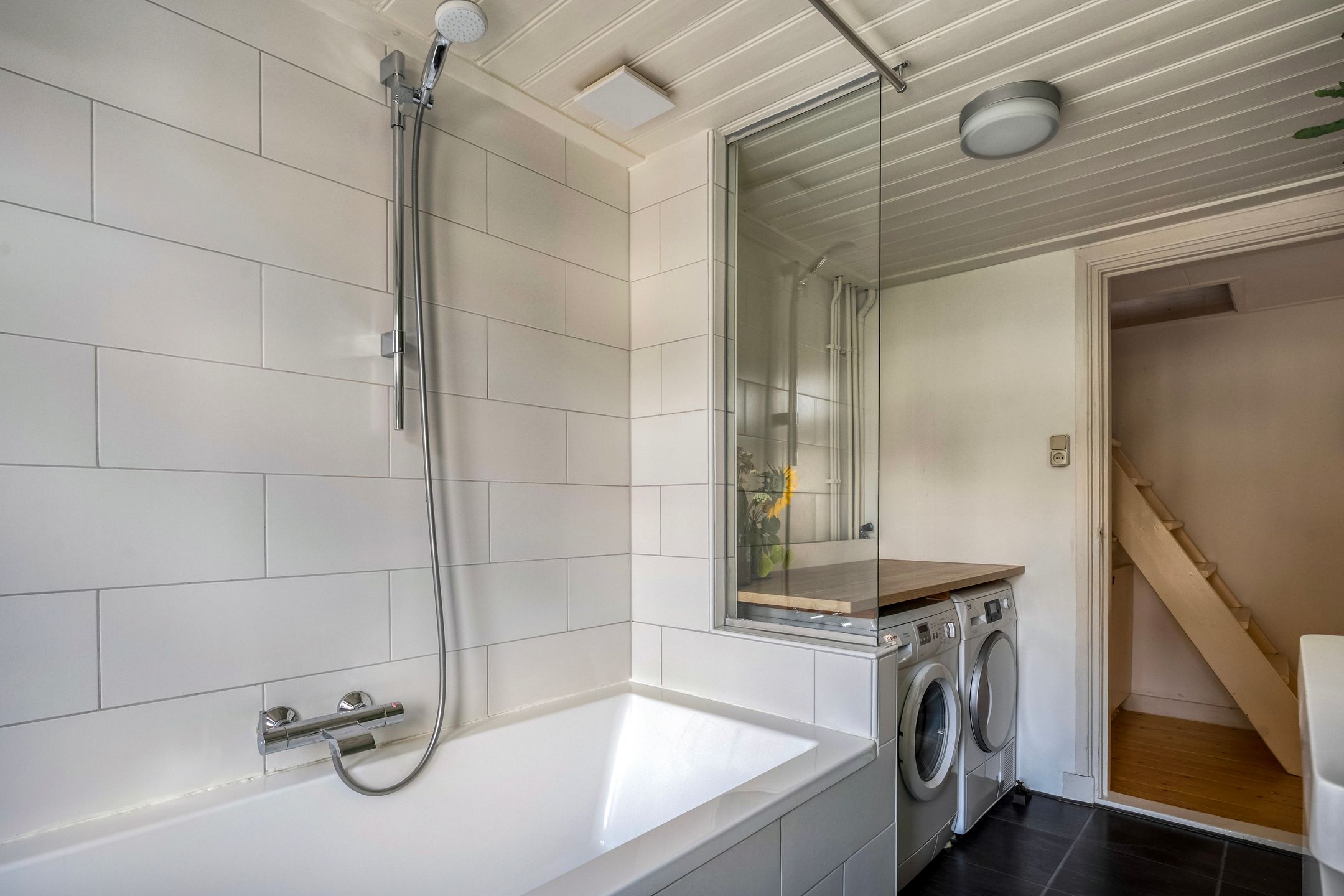 Photo 21 of Van der Laenstraat 11