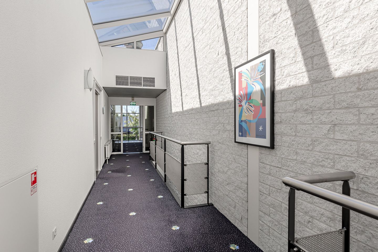 View photo 3 of Spegelt 6