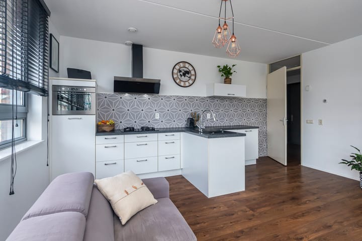 Photo 7 of Van Poeljestraat 74