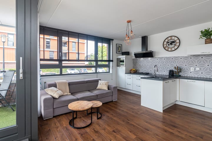 Photo 9 of Van Poeljestraat 74