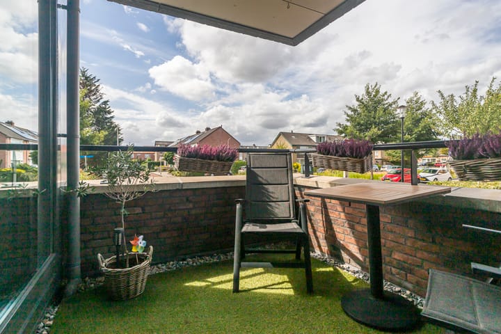 Photo 16 of Van Poeljestraat 74