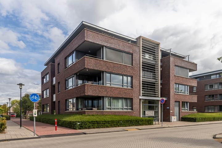 Photo 27 of Van Poeljestraat 74