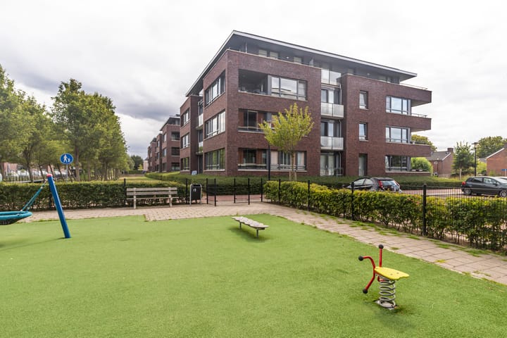 Photo 30 of Van Poeljestraat 74