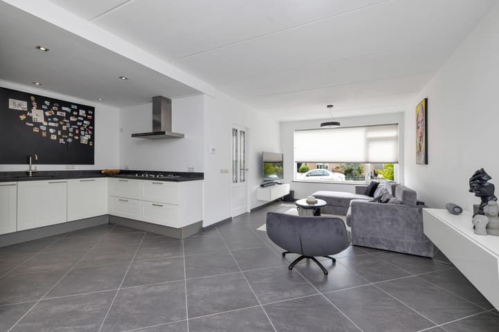 Photo 15 of Leliestraat 16