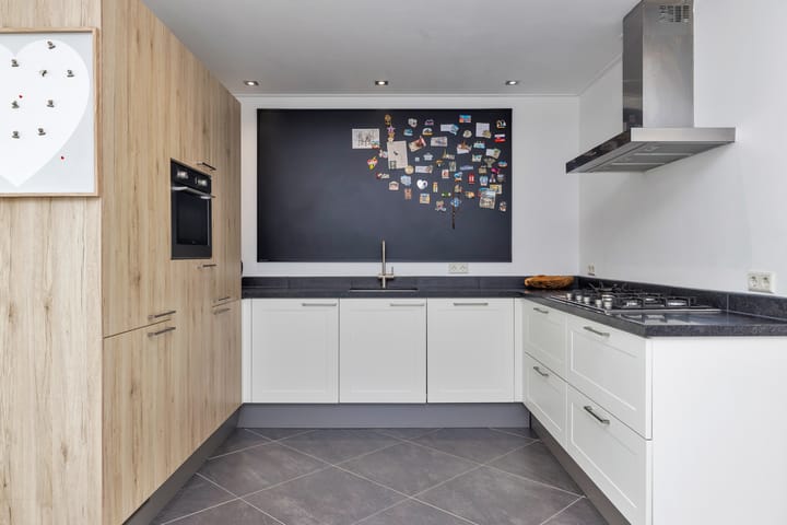 Photo 16 of Leliestraat 16