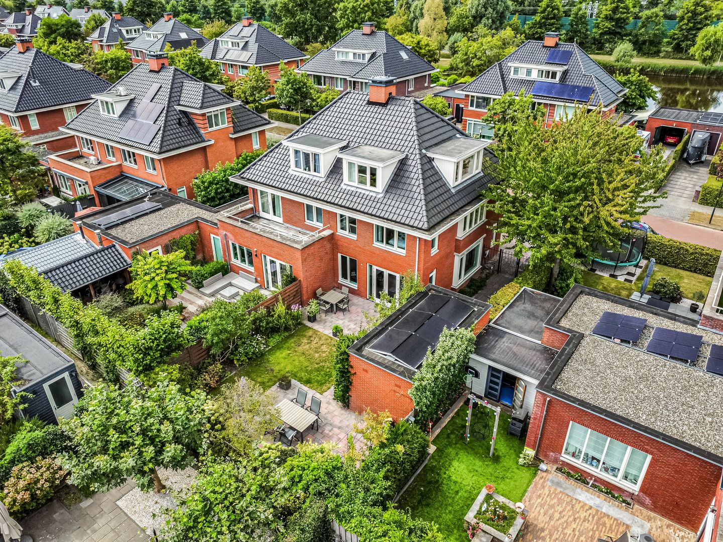 Foto 40 van Burgemeester Van der Hoevenlaan 52