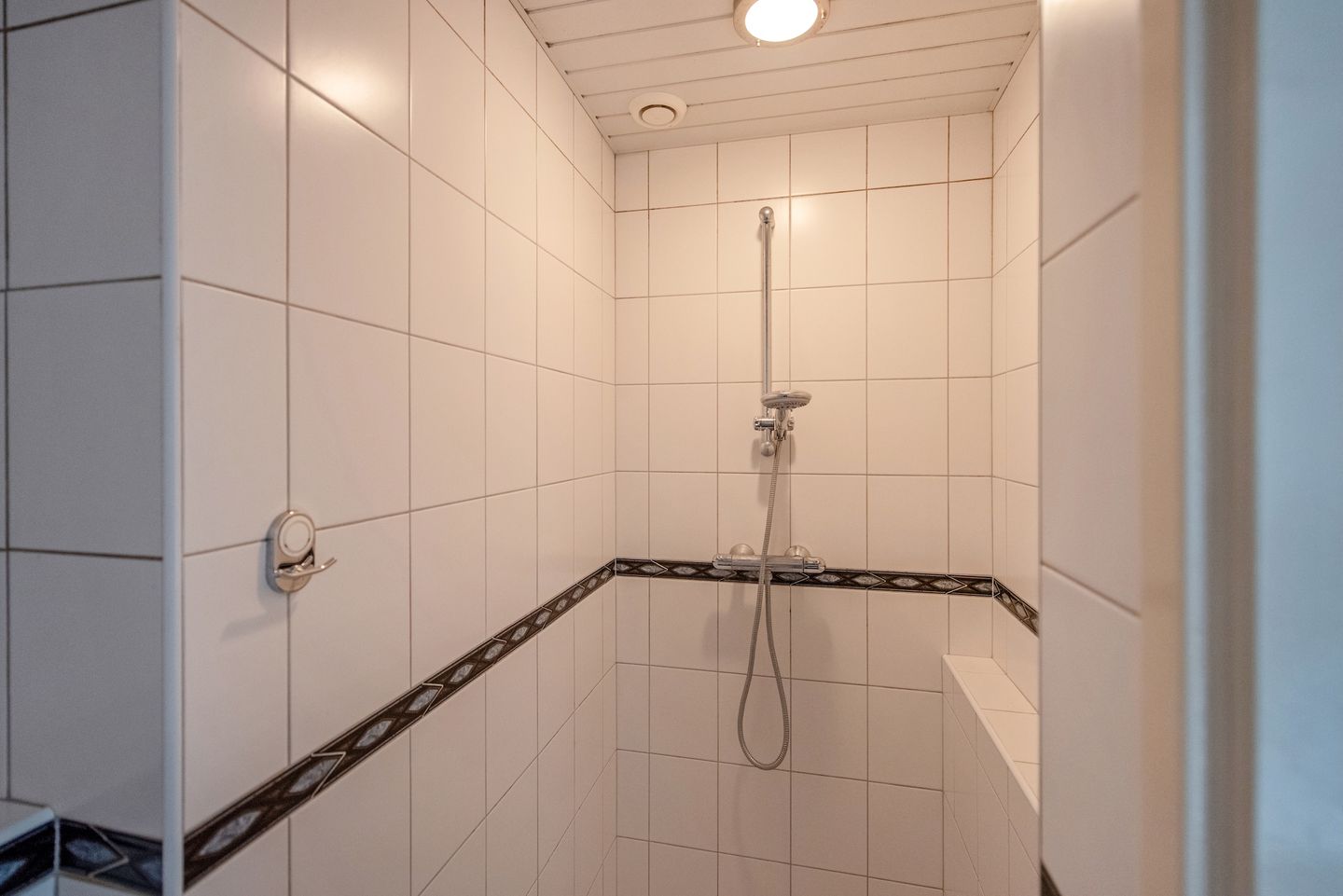 Foto 20 van Caan van Necklaan 86