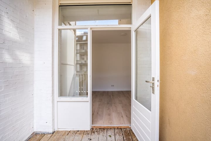 Photo 11 of Haarlemmerweg 185-1