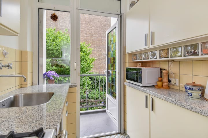 Photo 21 of Larixstraat 50