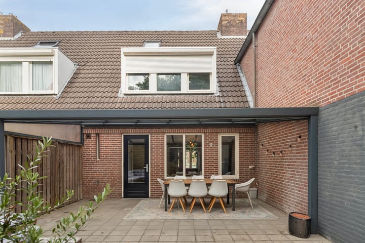 Foto 2 van Dorpsplein 17