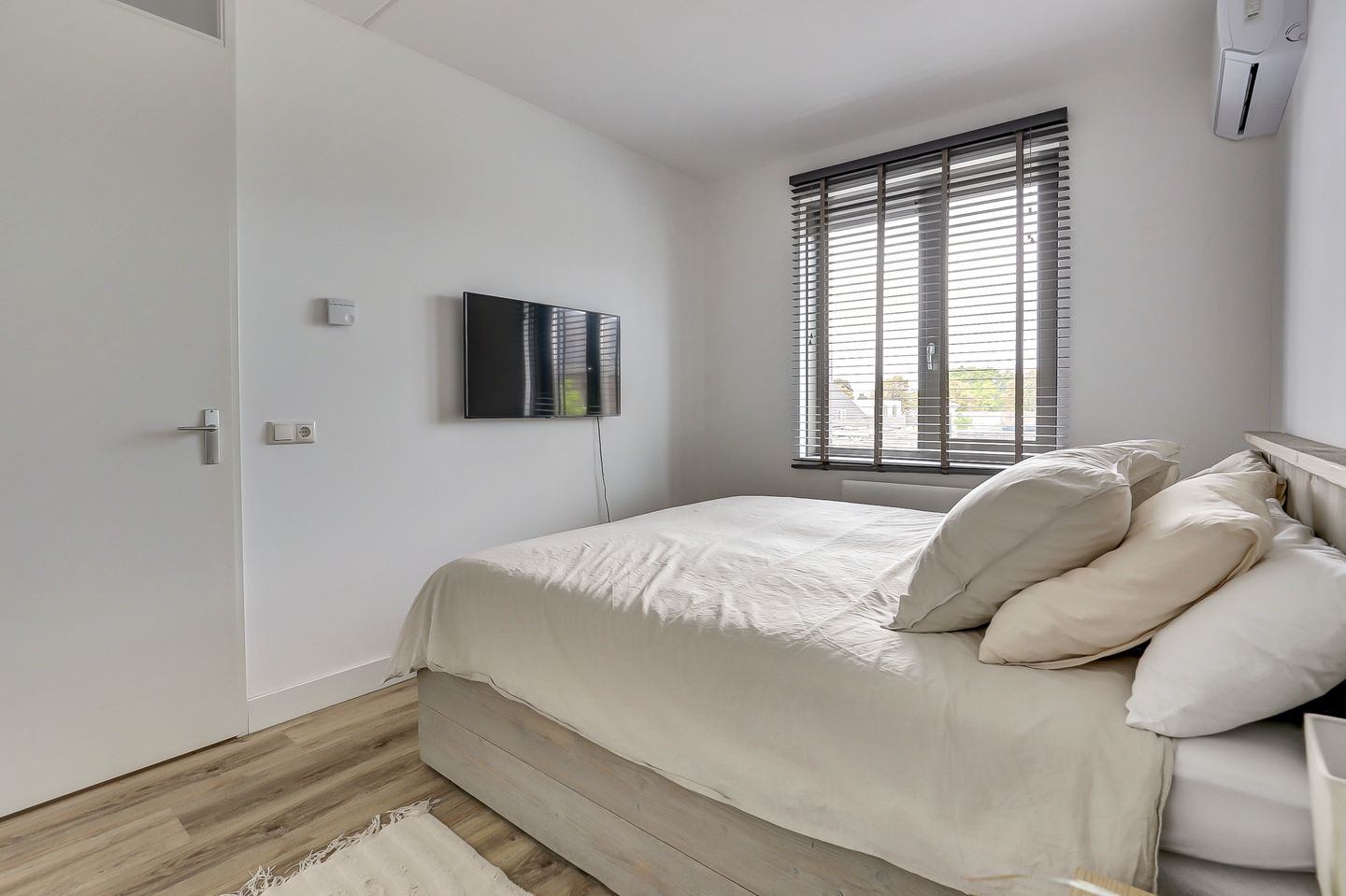 Photo 14 of Baronesstraat 25