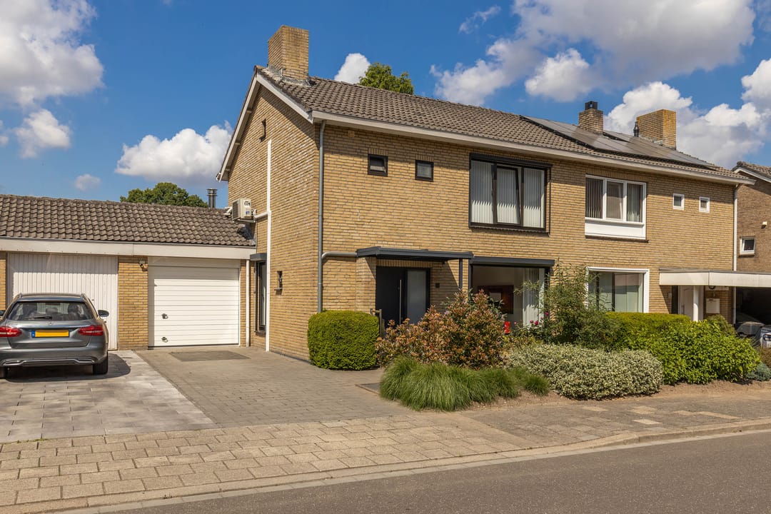 Foto 1 van Burg. Lünenschlossstraat 11