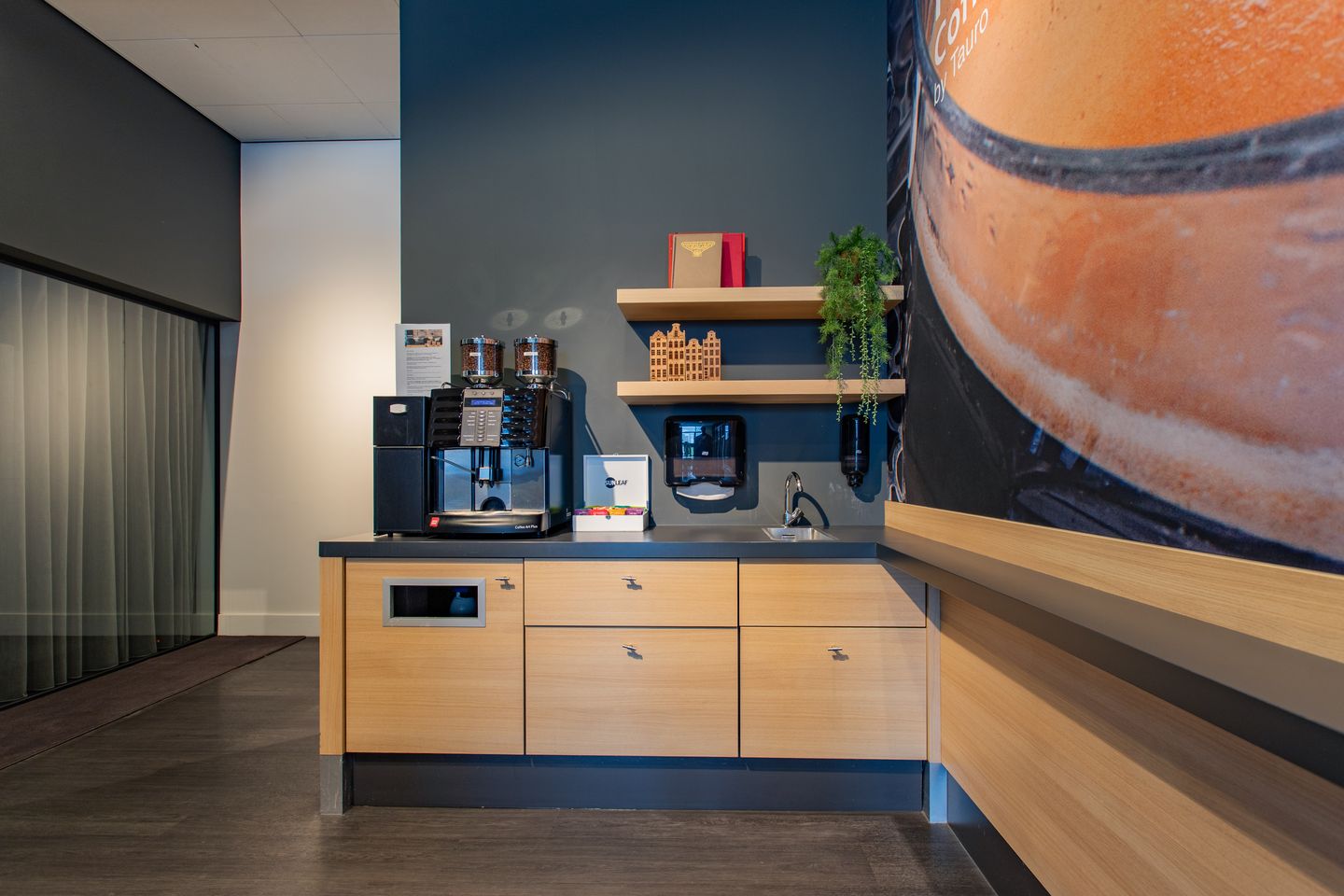 View photo 4 of Teleportboulevard 110