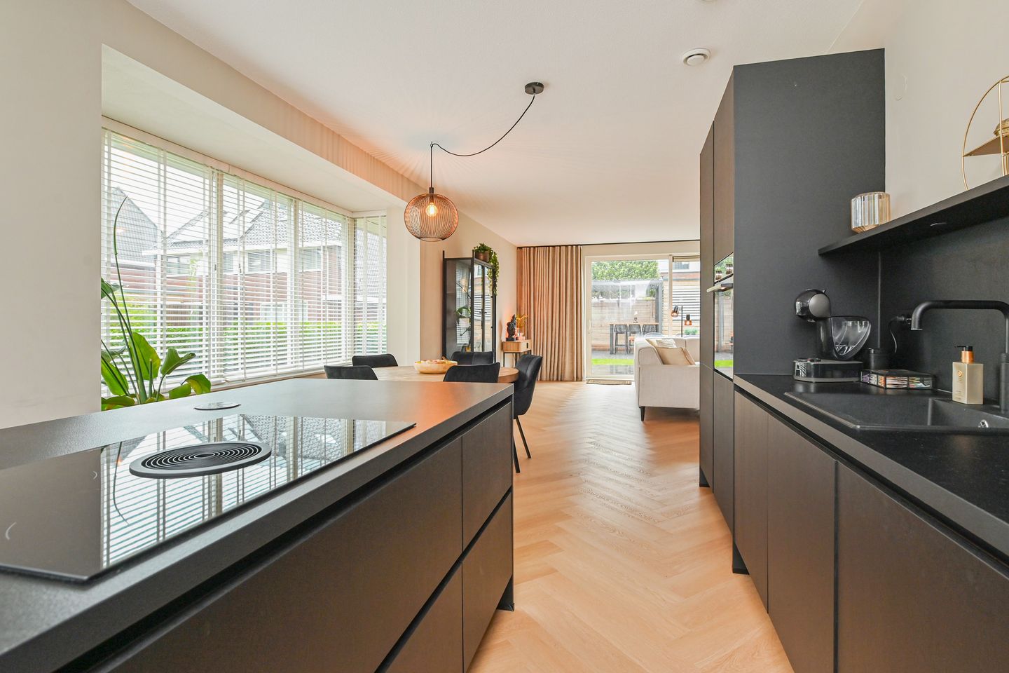 Foto 19 van Abdis Heilwichstraat 9