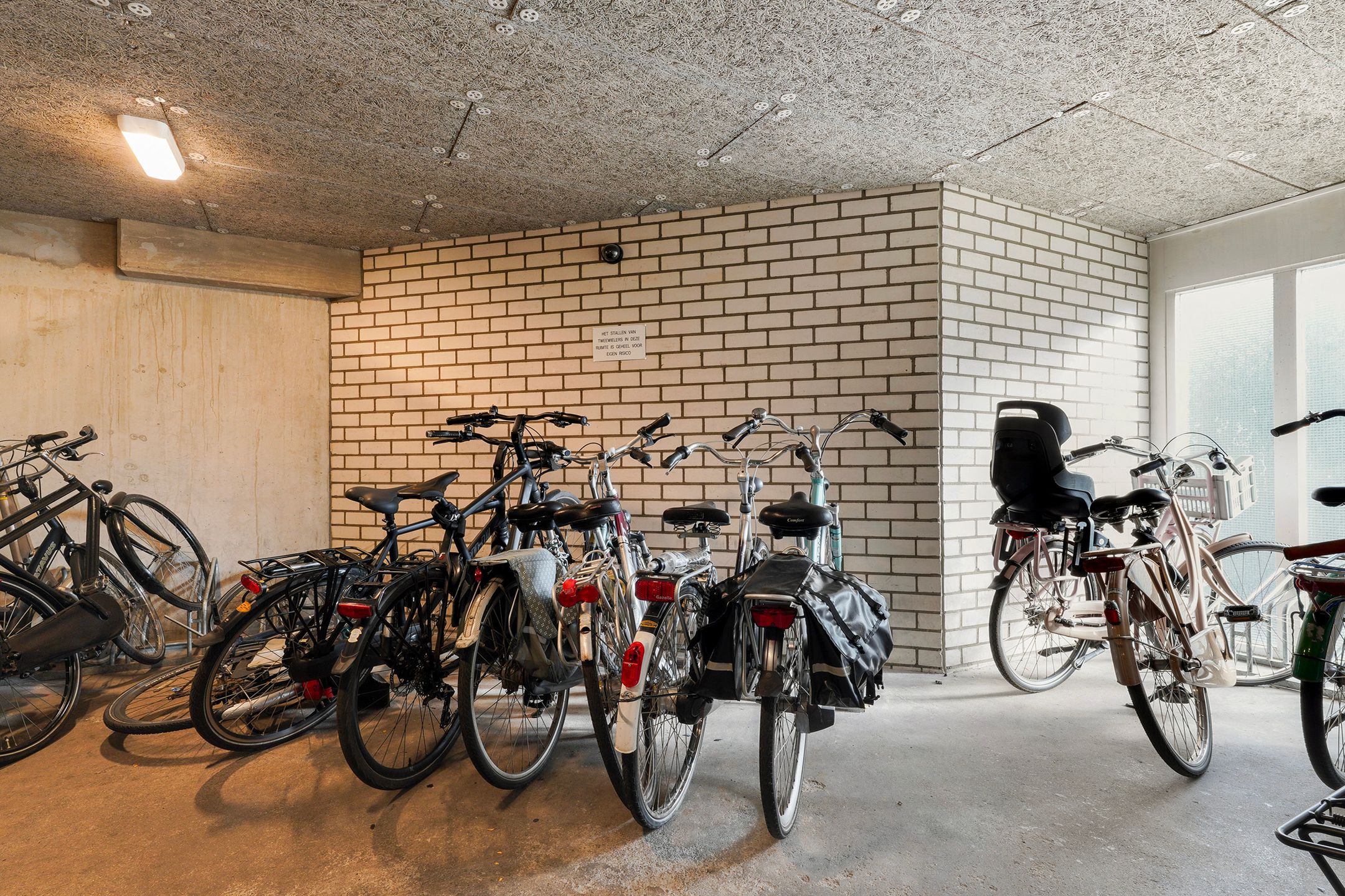 Photo 36 of Anna Paulownahof 60