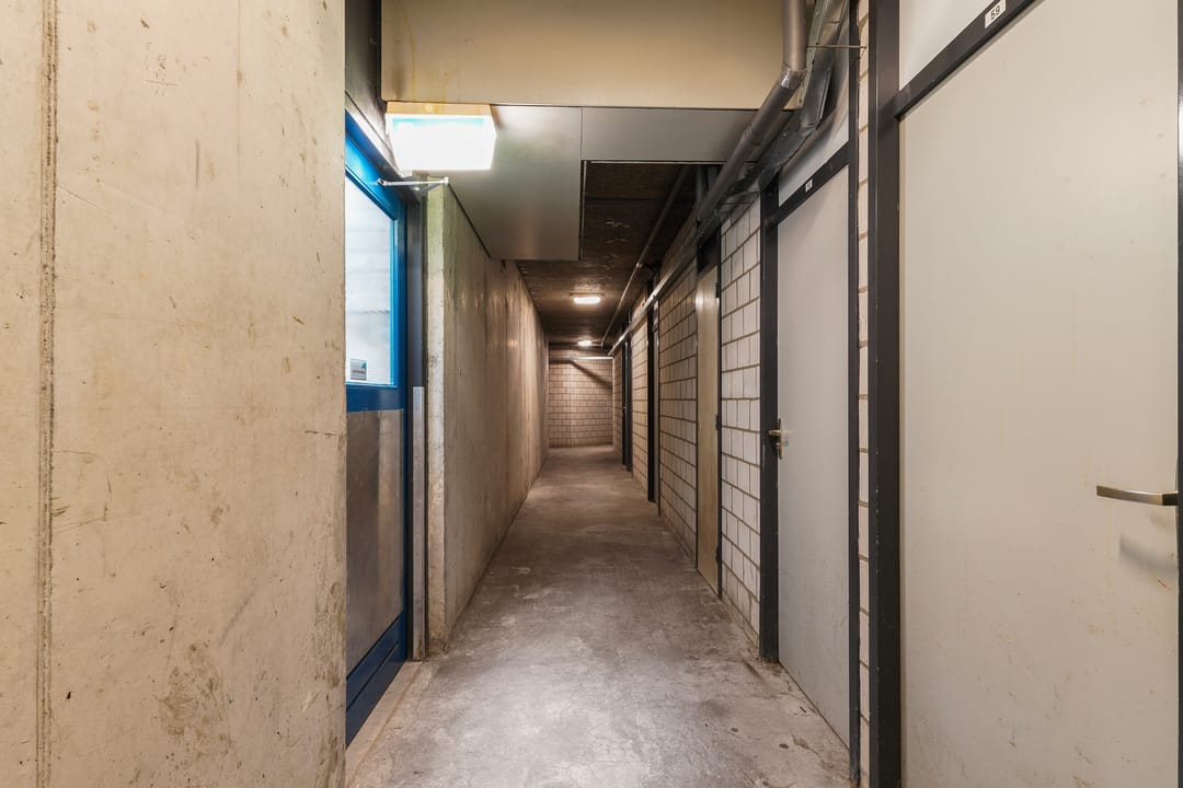 Photo 37 of Anna Paulownahof 60