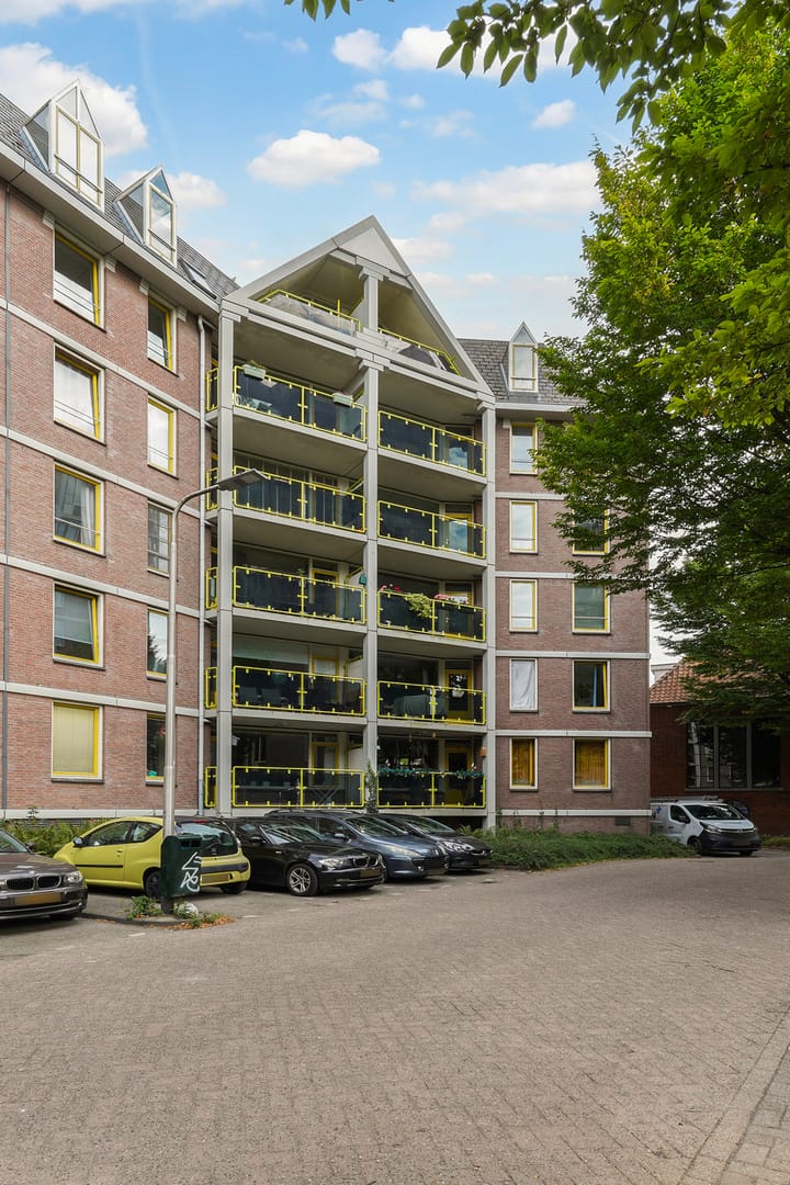 Photo 41 of Anna Paulownahof 60