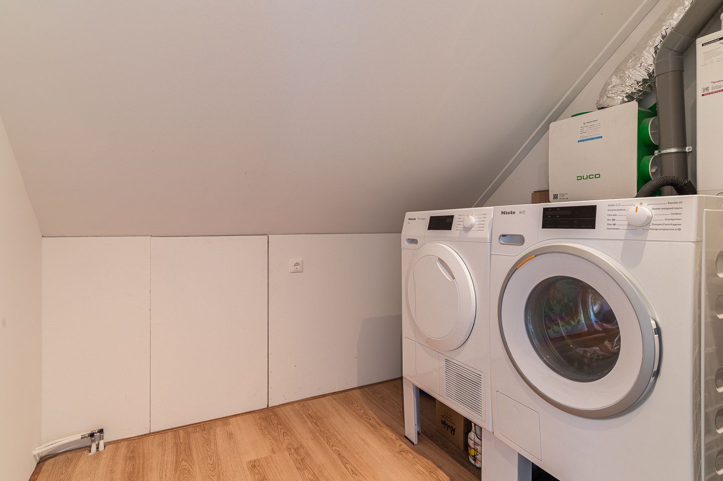 Foto 44 van Niels Bohrstraat 9