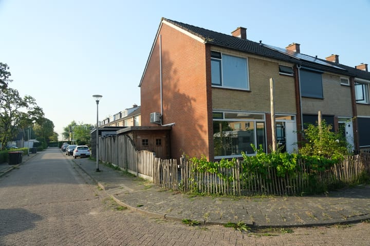 Foto 1 van Bazuinstraat 1