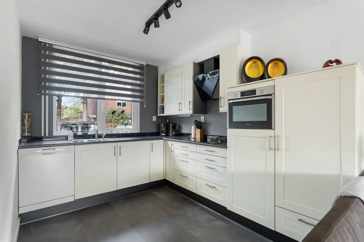 Photo 3 of Zwaluwstraat 38