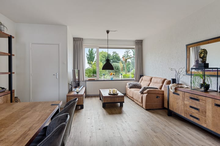 Foto 6 van Van Blaaderenweg 77