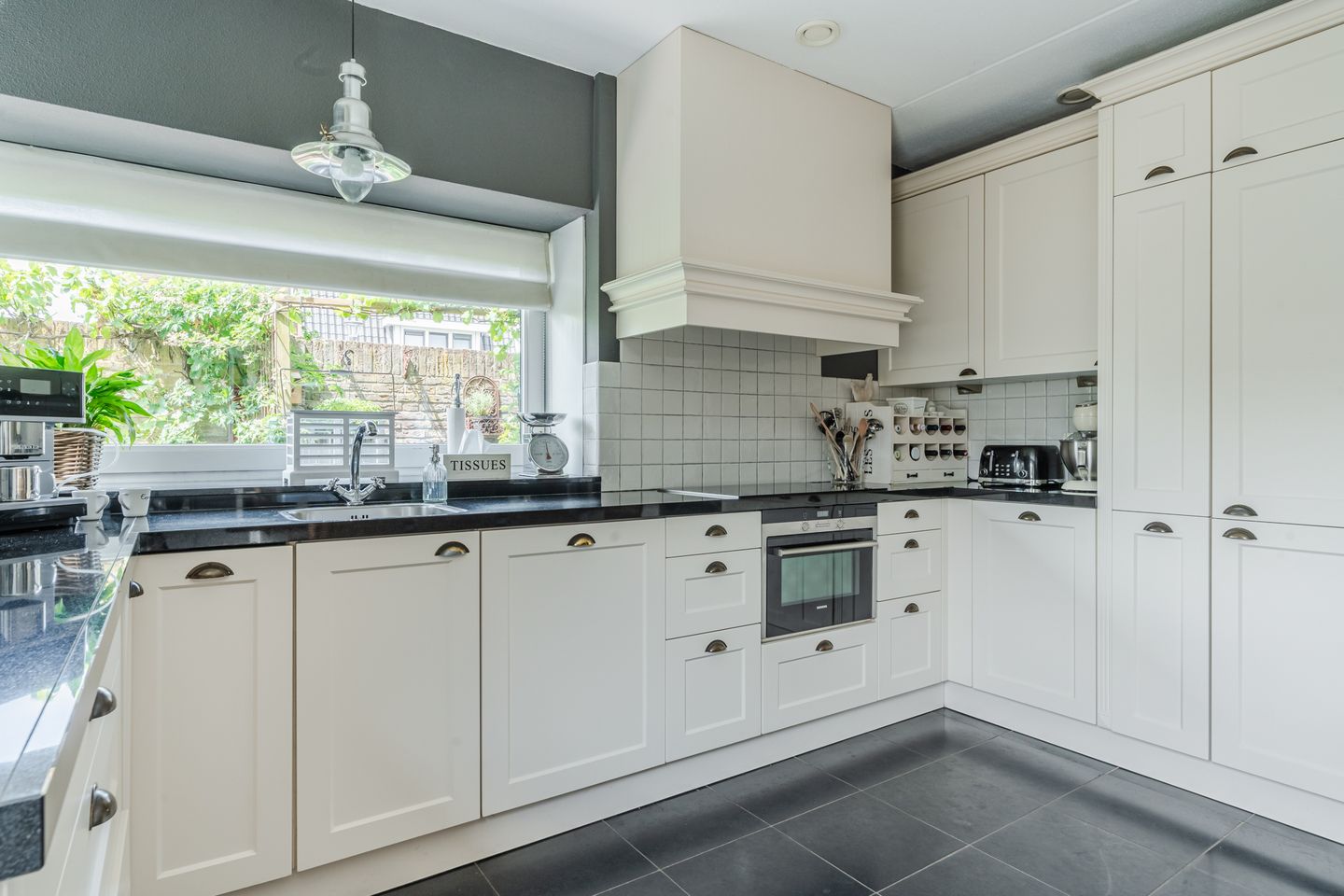 Photo 10 of Vierhoutenstraat 8