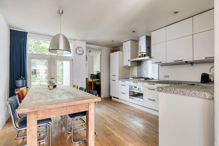 Photo 3 of Van Oldenbarneveldtstraat 96-B3