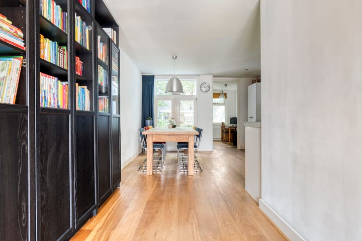 Photo 10 of Van Oldenbarneveldtstraat 96-B3