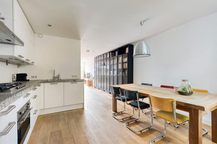 Photo 11 of Van Oldenbarneveldtstraat 96-B3