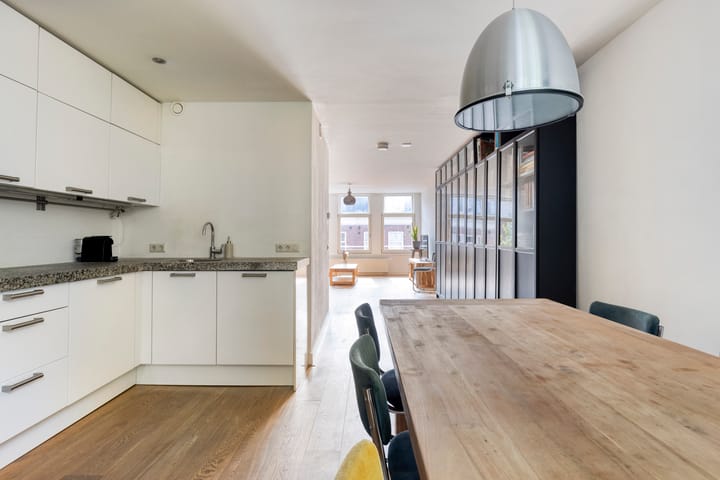 Photo 12 of Van Oldenbarneveldtstraat 96-B3