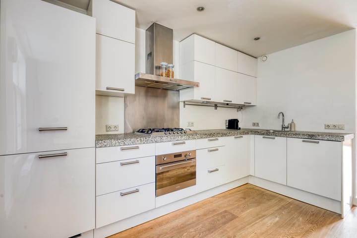 Photo 13 of Van Oldenbarneveldtstraat 96-B3