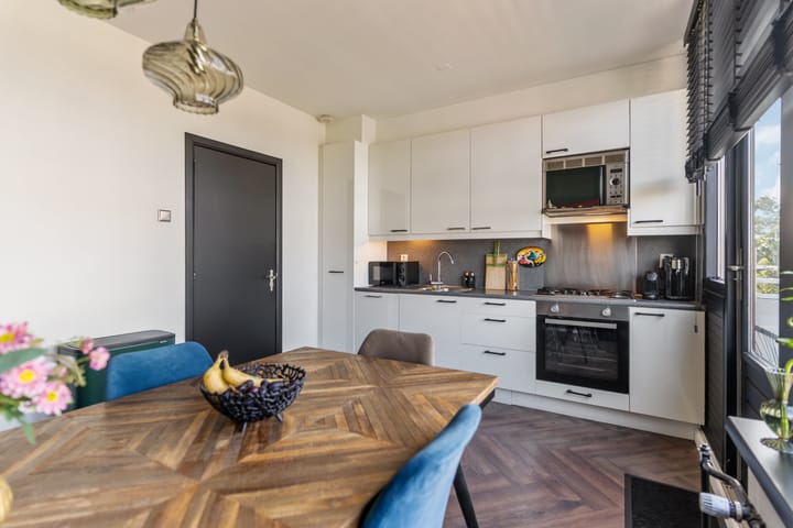 Photo 12 of Van Anrooystraat 115