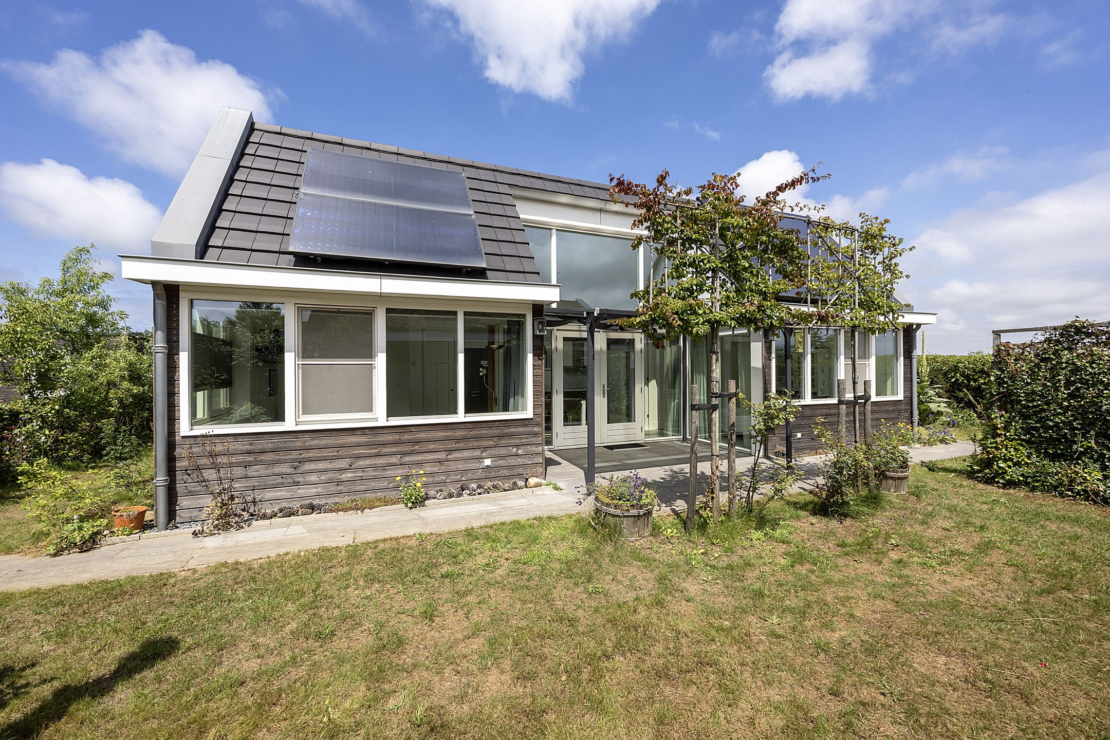 3-bedroom freehold villa in Heemskerk — photo 1 of 5
