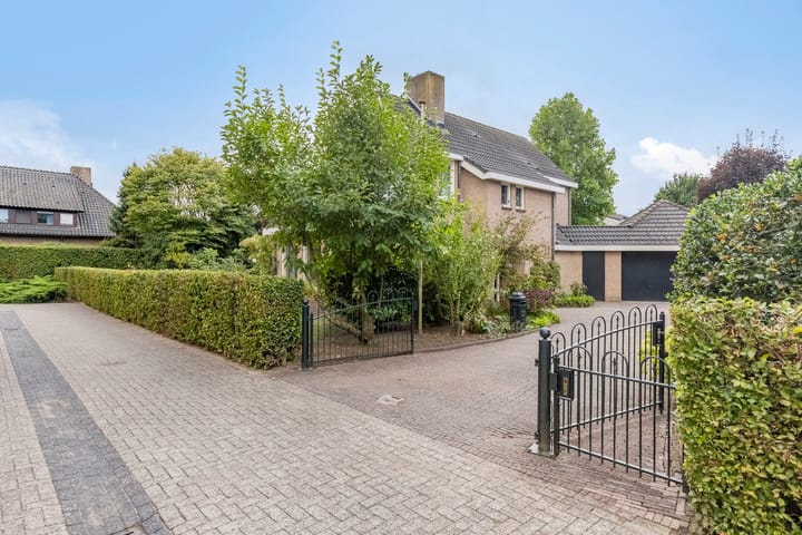 Photo 2 of Besselaar 4